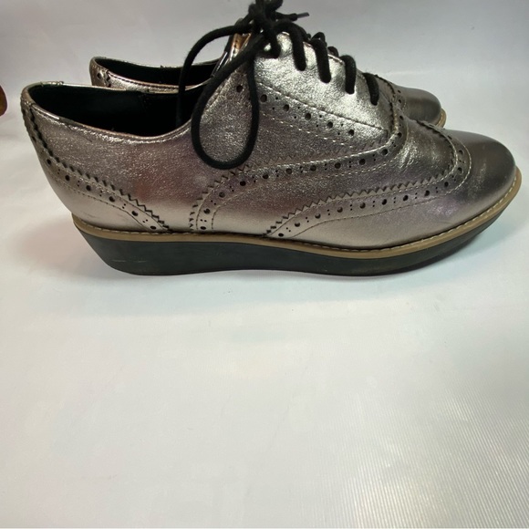 Oxford style lace up silver shoes. Size 9 - Picture 4 of 5